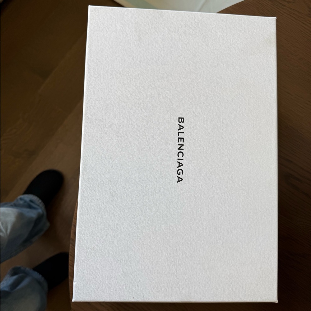 Mens Balenciaga White Sneakers in Box - Picture 2 of 14